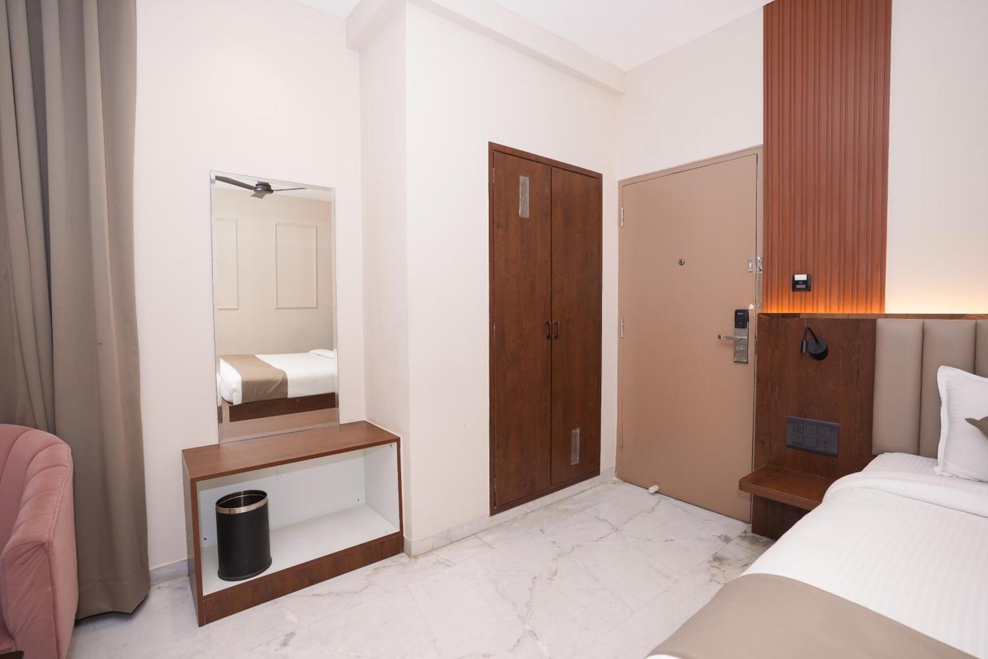 Vaishnavi Residency Hotel Бангалор Екстериор снимка